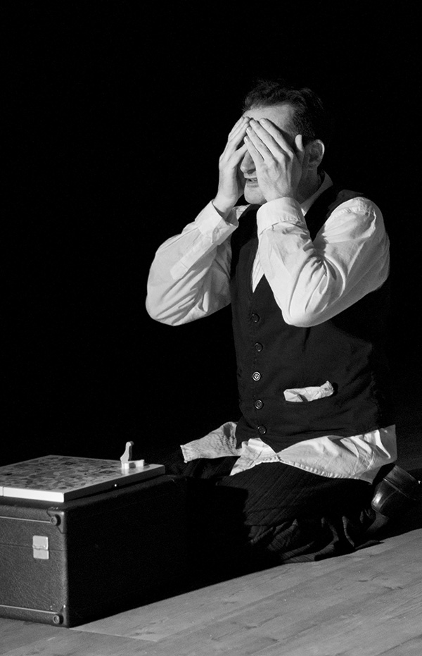 Uno spettacolo nella nostra sede, foto in bianco e nero di una persona sul palco